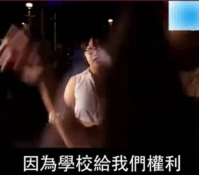 内地女生怒撕港中大&ldquo;港独&rdquo;海报，单挑&ldquo;港独&rdquo;学生会：你们不能代表我！_金羊网新闻