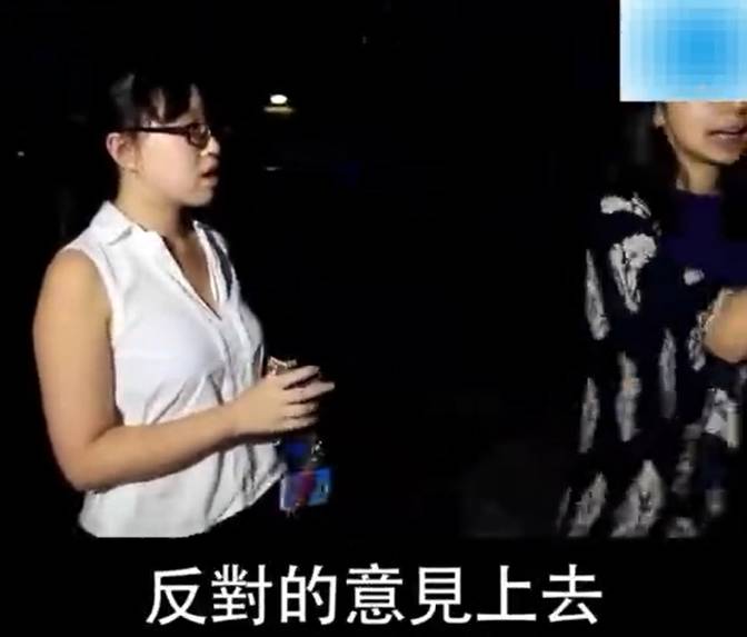 内地女生怒撕港中大&ldquo;港独&rdquo;海报，单挑&ldquo;港独&rdquo;学生会：你们不能代表我！_金羊网新闻