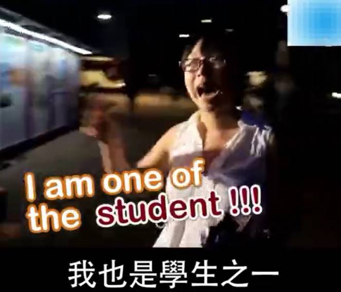 内地女生怒撕港中大&ldquo;港独&rdquo;海报，单挑&ldquo;港独&rdquo;学生会：你们不能代表我！_金羊网新闻