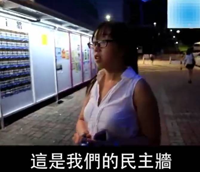 内地女生怒撕港中大&ldquo;港独&rdquo;海报，单挑&ldquo;港独&rdquo;学生会：你们不能代表我！_金羊网新闻