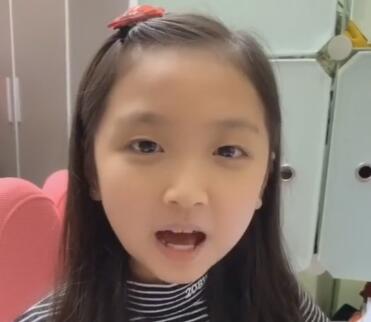 小美女分享粤普对释，提子、士多啤梨、车厘子、忌廉、朱古力…