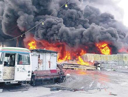 香港一回收场起火致黑烟笼罩半个深圳 味道刺鼻