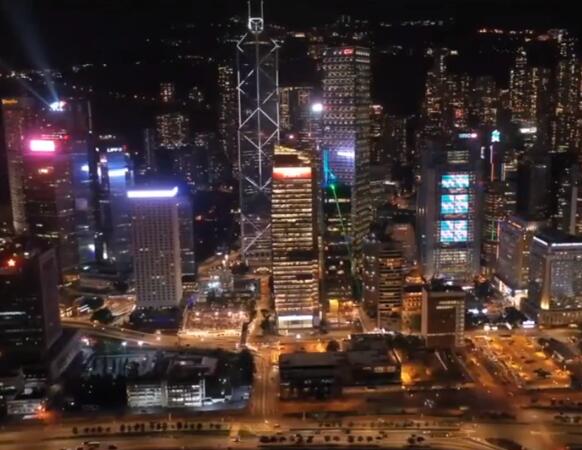 以前我们多数看到的维港是五颜六色偏紫色的，现在金色的黄金海岸你喜欢吗