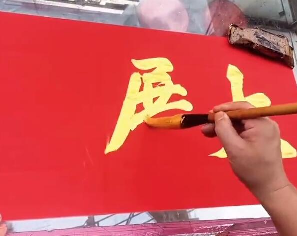 五邑地区人才辈出，江门街边大叔即席挥毫写靓字对联