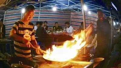 广东人睇《大湾仔的夜》:阴公,一餐大排档都要1600蚊! 广东人睇《大湾仔的夜》:阴公,一餐大排档都要1600蚊!