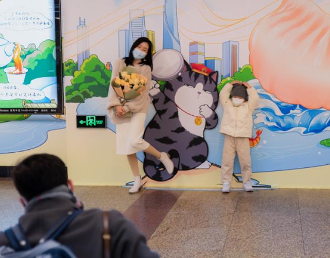 广州酒家早茶文化长廊在上海地铁展出，助力广府饮茶非遗文化出圈