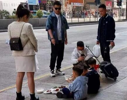 內地人來香港跨年，三位小朋友踎喺馬路邊食飯