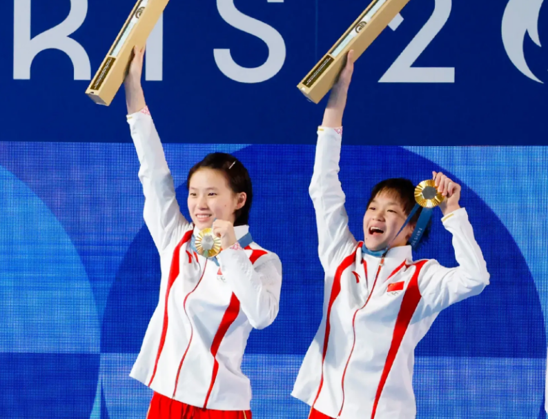 奥运冠军全红婵在巴黎说粤语介绍自己，陈芋汐说上海话打招呼