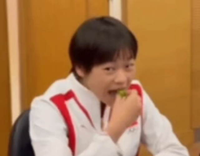 全红婵香港“偷吃”葡萄，感觉比湛江的好吃