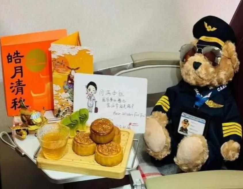 首都航空举办机上粤语中秋节特色活动