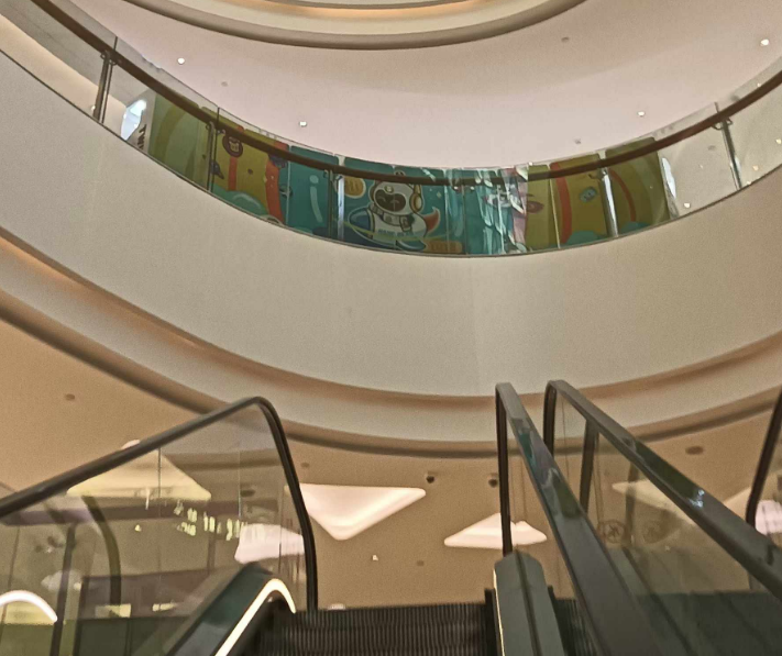 深圳偏远郊区的购物中心店员比客人还多，消费額可能cover不上电费支出