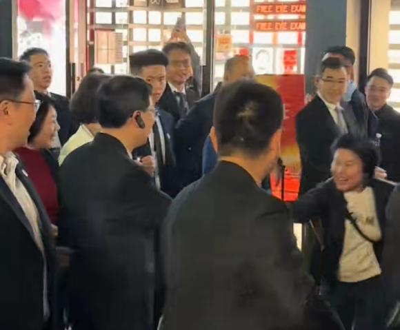 李家超在佛山嶺南新天地考察，一位阿姨好似猛獸一樣衝過來握手，高喊「特首、特首啊」