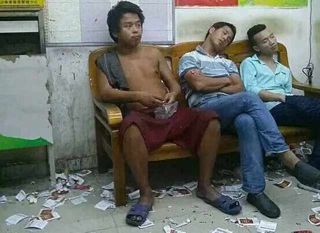 龙华“三和大神”，一个月花不了200元，睡天桥底吃方便面