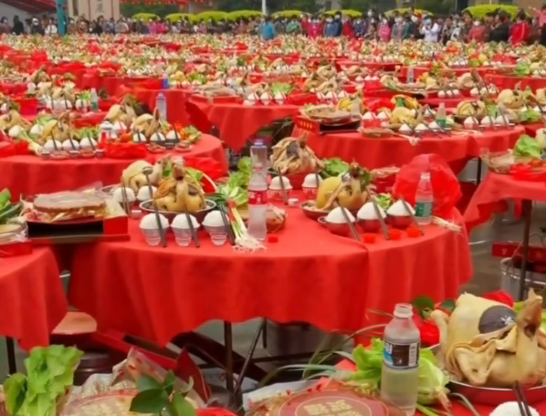 没有一只鸡可以逃离广东，湛江千鸡宴，几千人一齐欢聚的习俗