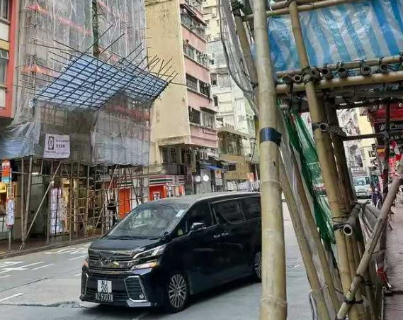 香港佬有幾孤寒（吝嗇），建樓和修樓都用原始的竹棚