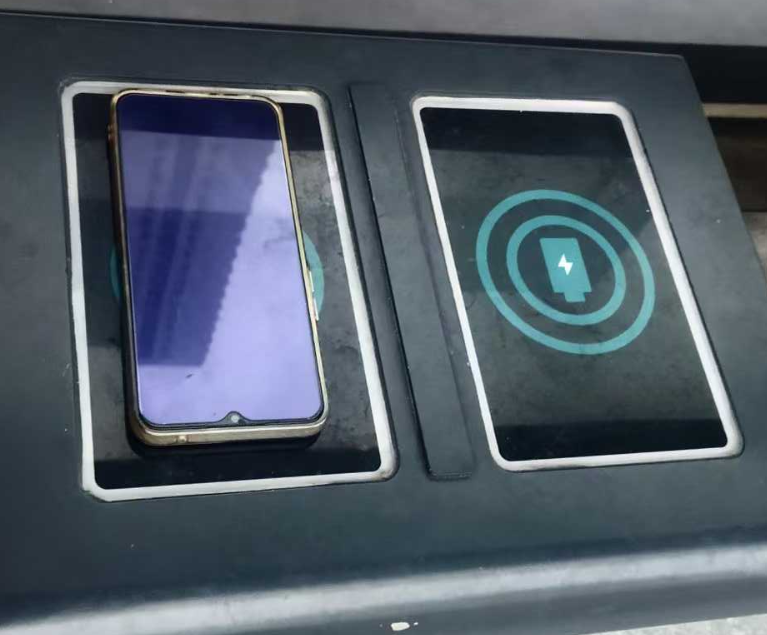 深圳巴士站配备无线充电，​走累了可以坐下给屎忽（屁股）充下电