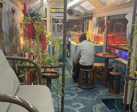 深圳盐田到大梅沙的豪华穿梭巴士（公交车），10文钱车资，一边搭车一边饮咖啡都OK噢