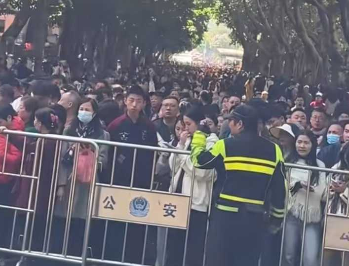 今年深圳春节热闹非凡，可能仲有780万人在深圳，弘法寺水洩不通