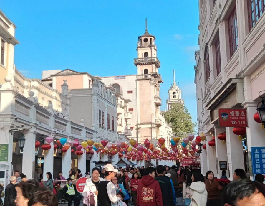 中山市孙文西路步行街，蛇年新春热闹非凡