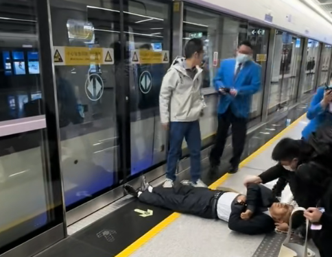 都说华为工资高，一位拿着华为宵夜袋子的中年男人在深圳地铁12号线桃园站晕倒