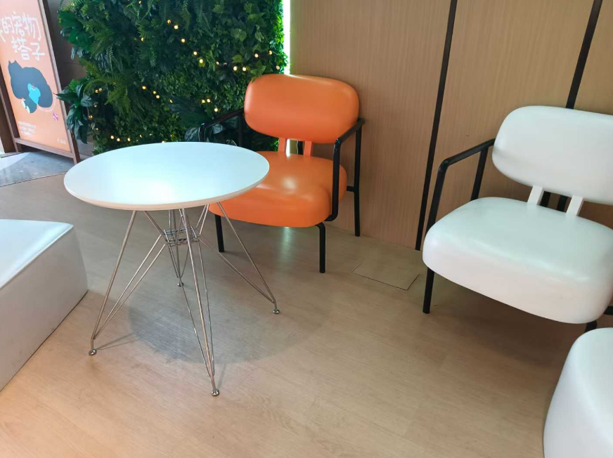 深圳南山街边免费豪华休息位唔错 ​纳税人的钱就应该用在纳税人屁股上