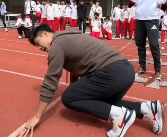 苏炳添在校用粤语教授起跑要领