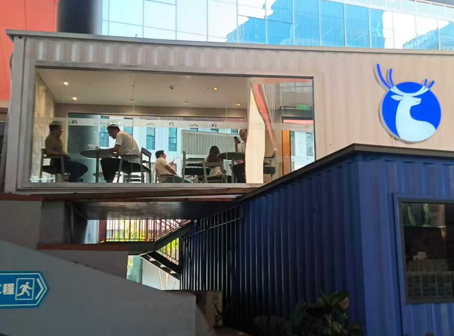 深圳一瑞幸咖啡店，用集装箱搭建有创意