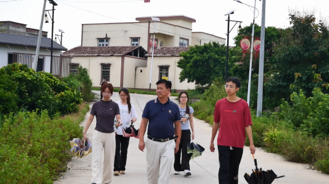 张永标理事长带领实践团成员参观种植园 张永标理事长带领实践团成员参观种植园