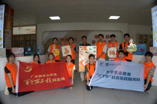 实践团成员与合作社理事长张永标合影 实践团成员与合作社理事长张永标合影