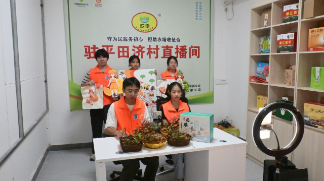 实践团成员在直播解说和展示龙眼 实践团成员在直播解说和展示龙眼