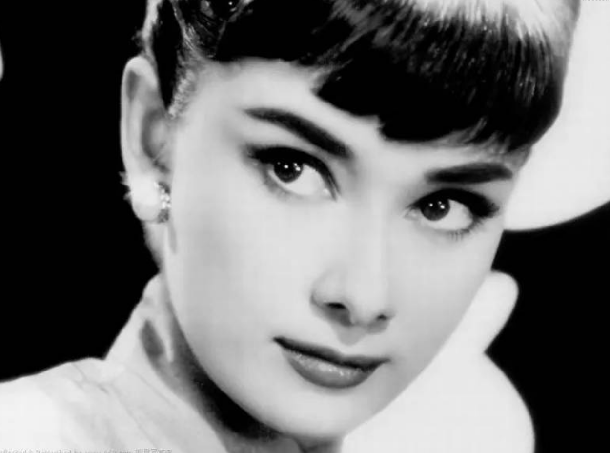 50年代慨奥黛丽·赫本系全球最具人气女星 但当渠60岁重游罗马时已经系一个不起眼的大妈