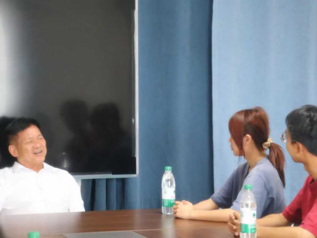 广东财经大学学子和廉江市丰业种植专业合作社理事长张永标交流农产品电商发展