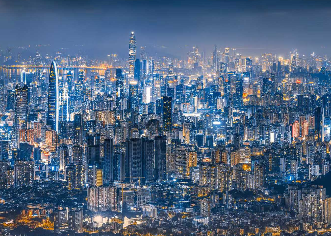 深圳系摊大饼方式的发展，70多公里连绵不绝钢铁森林