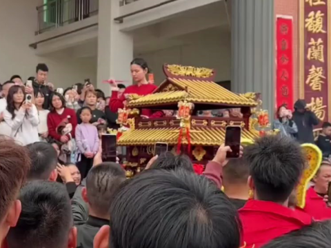 湛江东海岛妈祖活动，小妈祖代民众祈祷